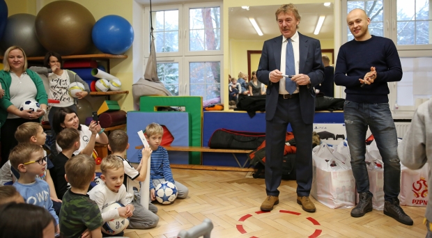 Zbigniew Boniek i Michał Pazdan z mikołajkowymi prezentami w podwarszawskim szpitalu